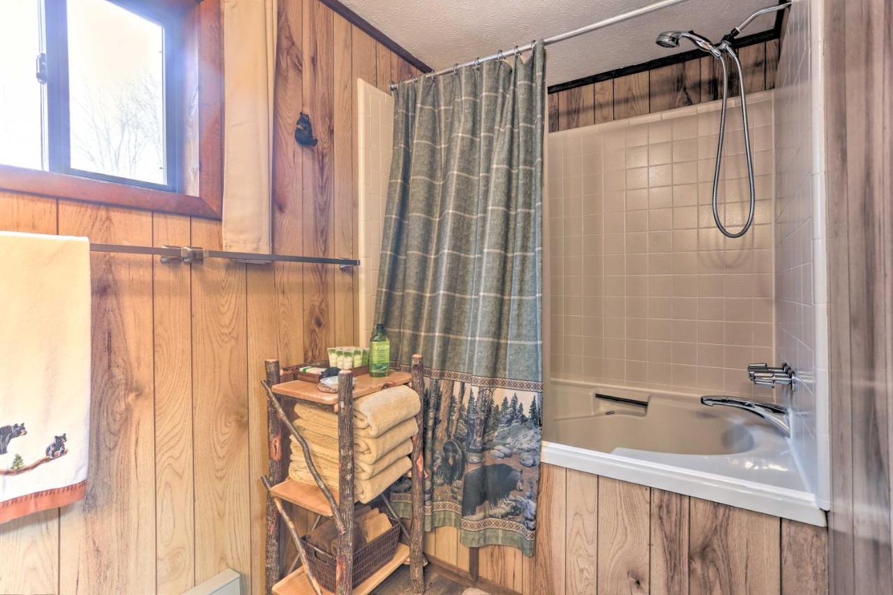 Bear Den Rustic Pocono Lake Home With Game Room! Exteriör bild